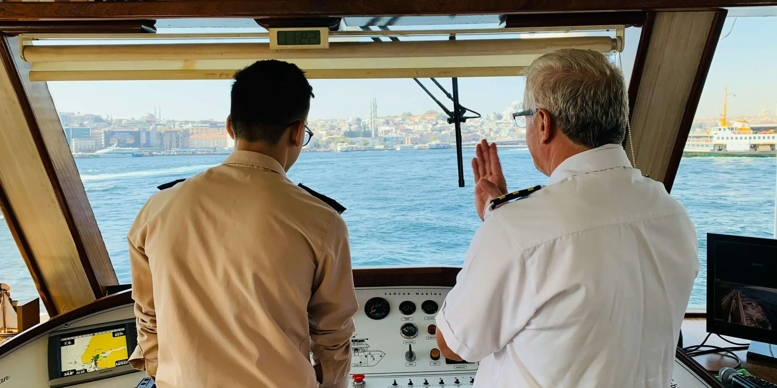 Cómo convertirse en capitán de yate y trabajar en alta mar