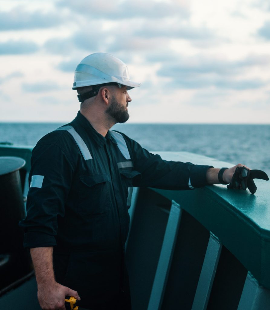 trabajador-bueno-escuela-martima-valencia-madrid-Faro-formacion-maritima-profesional- Formación Básica en Seguridad Marítima STCW