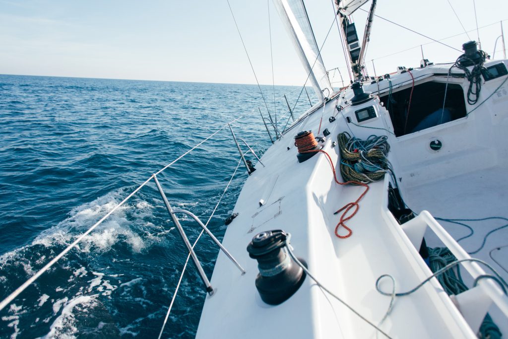 deck-professional-sailboat-racing-yacht-during-competition-sunny-windy-summer-day-moving-fast-through-waves-water-with-spinnaker-up Operador General del SMSSM Packs de marineros