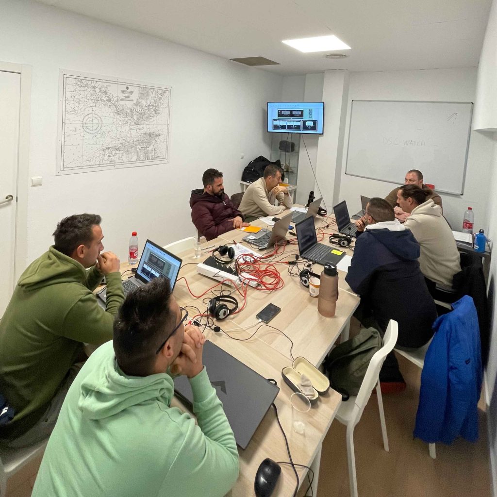 operador-aula-restringido-escuela-martima-valencia-madrid-Faro-formacion-maritima-profesional